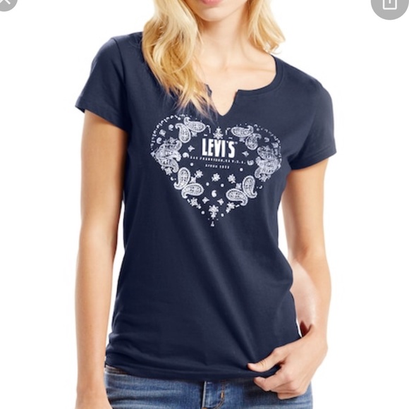 Levi's Tops - 🎁3/$10🎁 Levi's Classic Paisley Heart Graphic Tee